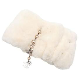 Weißer Kaninchenfell-Schal mit CC-Perlenanhänger-Kette - Chanel