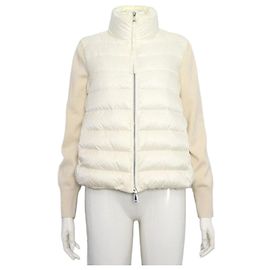 Moncler Jaqueta cardigan de tricô de plumas de ganso para mulher com logotipo branco