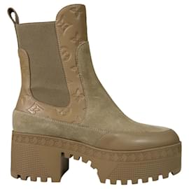 Louis Vuitton Botas Chelsea de plataforma de ante con monograma Loriot para mujer Beige