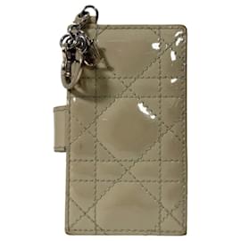 Dior Tarjetero acordeón Lady Cannage en piel charol Sand Beige