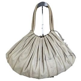 Giorgio Armani Vintage Armani Schultertasche aus genarbtem Leder Hellbeige