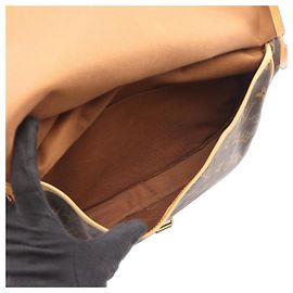 Louis Vuitton Saumur 30 Shoulder Bag
