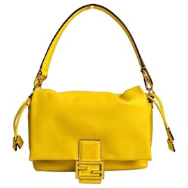 Fendi Mamma Baguette Medium in pelle nappa gialla