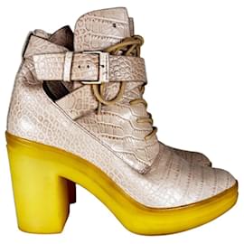 Bottines Alexander Wang en cuir gaufré beige et talons jaunes
