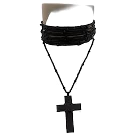 Gargantilla Gucci de Perlas Negras con Colgante de Cruz