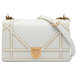 Diorama Flap in agnello borchiato bianco Medium