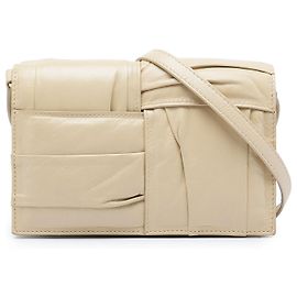 Bottega Veneta Borsa a tracolla Cassette in pelle di vitello Intrecciato plissettata beige
