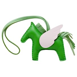 Pingente de bolsa Hermès Grigri Rodeo Pegase em pele de cordeiro Milo verde e Swift PM