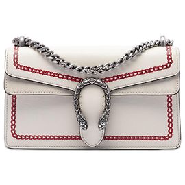 Gucci Borsa a tracolla Dionysus Lunar New Year in pelle di vitello testurizzata bianca Medium