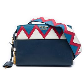 Prada Bolso bandolera Esplanade en piel de becerro City Calf Greca con ribete Saffiano azul tamaño Medium