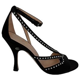 Sandalias Gucci GG con adornos de estrellas en satén negro