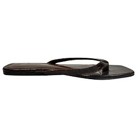 Totême The Flip-Flop Infradito in pelle effetto coccodrillo marrone