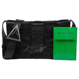 Bottega Veneta Borsa a tracolla in pelle Intrecciato nera