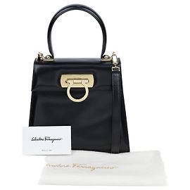 Salvatore Ferragamo Borsa a tracolla Tote Kelly Small in pelle di vitello Gancini Nero Oro