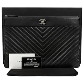 Chanel Clutch Mademoiselle Large in pelle di agnello nera con dettagli dorati