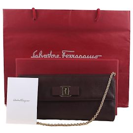 Salvatore Ferragamo Clutch a tracolla in pelle Saffiano bordeaux