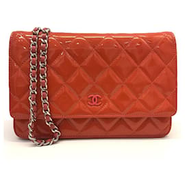 Portafoglio con catena in pelle verniciata matelassé Chanel
