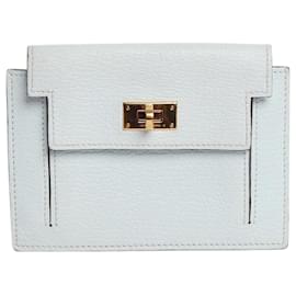 Portefeuille compact Kelly Pocket en chevreau Mysore Bleu Brume - Hermès