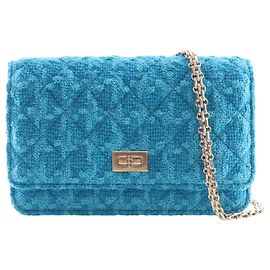 Portafoglio con catena Chanel Blue Quilted Tweed Reissue 2.55