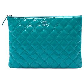 Clutch Chanel Blue Medium Quilted Patent O Case
