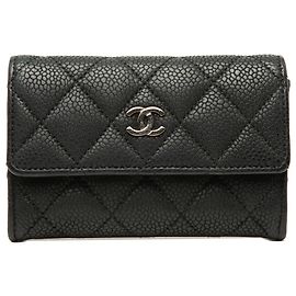 Tarjetero Chanel Black CC acolchado en caviar