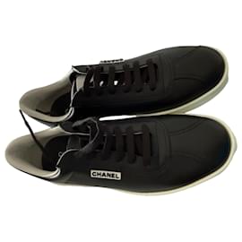 Sneakers Chanel Uniform in pelle nera