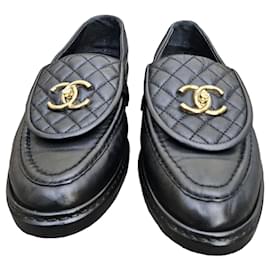 Chanel Loafer aus gestepptem schwarzem Leder