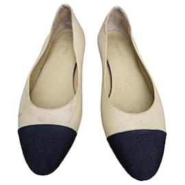 Ballerine bicolore Chanel con tacco impreziosito da perle