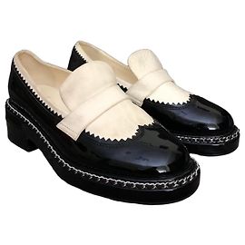 Mocassins Chanel em couro envernizado preto e couro creme com detalhe de corrente