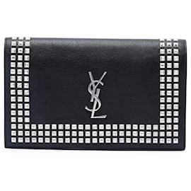 Clutch Monogram em couro preto com tachas Saint Laurent