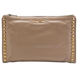 Clutch in pelle beige con borchie e zip Miu Miu