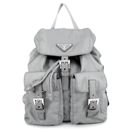 Pequena bolsa Prada em nylon cinza e couro Saffiano