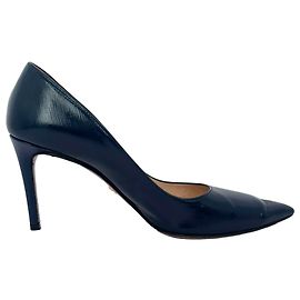 Zapatos de salón de punta fina Prada en charol azul marino