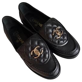 Mocassini Chanel in pelle nera trapuntata con logo CC