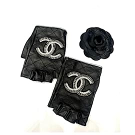 Guantes sin dedos Chanel de piel de cordero acolchada CC - Negro de segunda mano