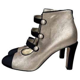 NWOB Chanel 2018 Botines de piel con punta dorada y botón de perla Talla 40 Segunda mano