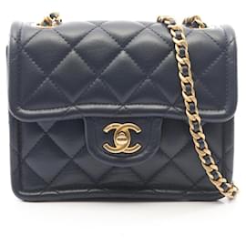 Borsa a tracolla Chanel Matelassé in agnello blu navy