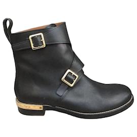 Botines Chloé de cuero negro con hebillas doradas