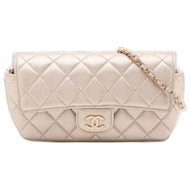 Chanel Schultertasche aus goldenem Leder
