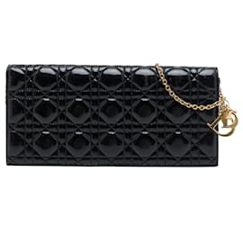 Clutch Lady Dior en charol negro con motivo Cannage y cadena