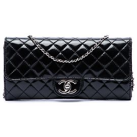 Carteira com Corrente Chanel Black CC Quilted Patent East West