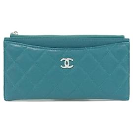 Pochette Chanel in pelle di vitello martellata verde