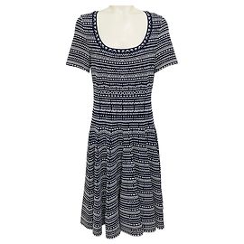 Alaïa Vestido evasé de manga corta en punto elástico de viscosa con estampado azul marino y blanco Alaia