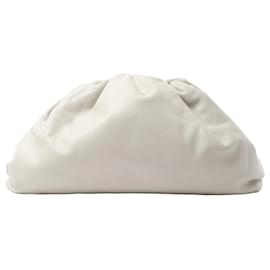 Bottega Veneta The Pouch Oversize Leder Clutch Bag in Beige