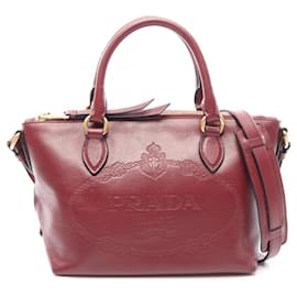 Prada Handtasche aus Leder in Burgunderrot