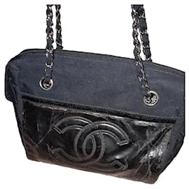 Bolso de mano Chanel en piel negra y charol