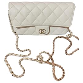 Estojo de óculos Chanel Classic em couro caviar branco com corrente