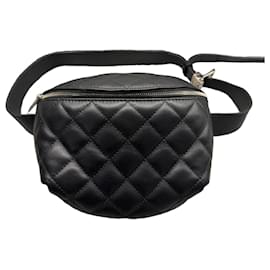 Chanel Bolsa de cintura em couro matelassê Preta