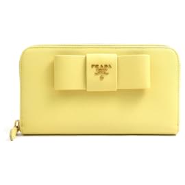 Cartera larga de cuero amarillo Prada