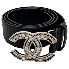 Cintura Chanel in pelle nera con fibbia CC impreziosita da perle finte